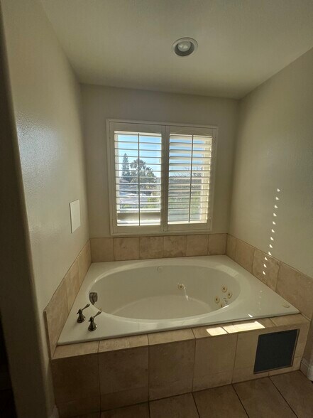 Master bathroom - 1854 Peaceful Ct