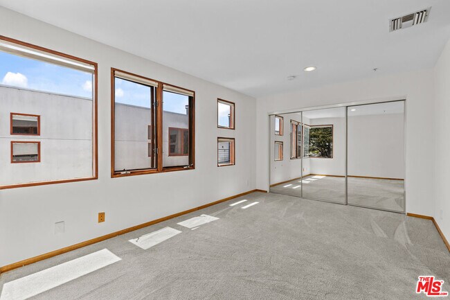 Building Photo - 343 Rennie Ave