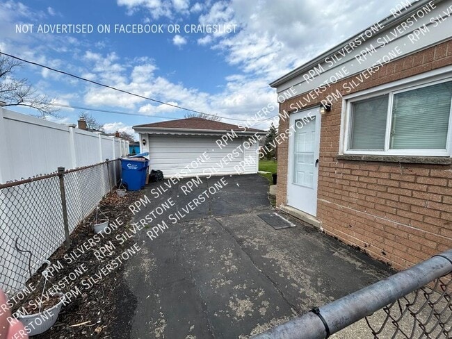 Building Photo - 2923 Arden-