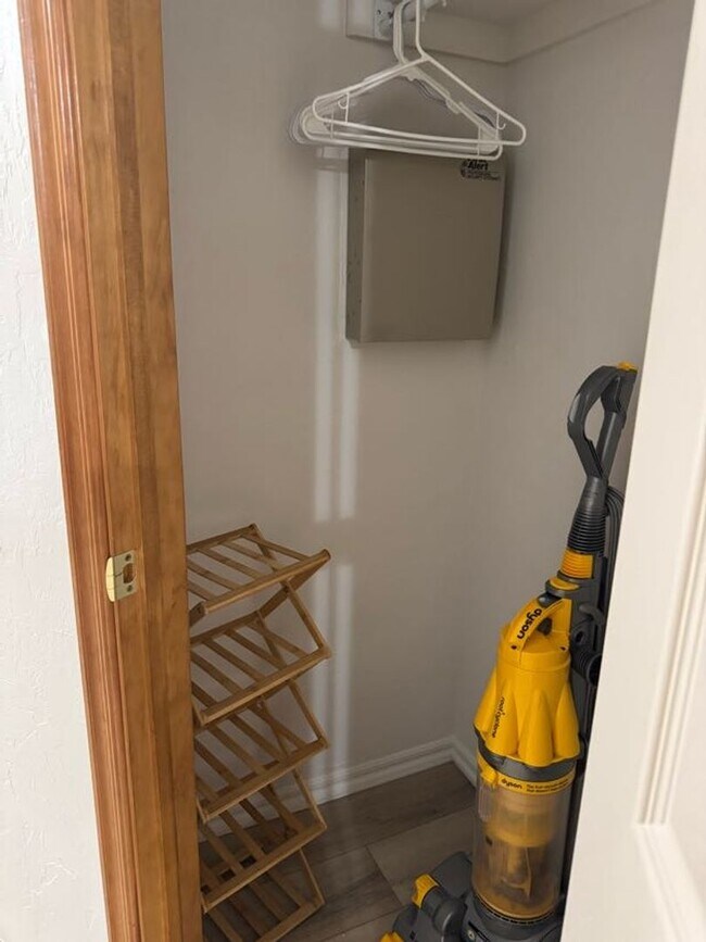 Building Photo - Fully Furnished, STR - (3) Bed/(2) Bath + Office! Pool Access!