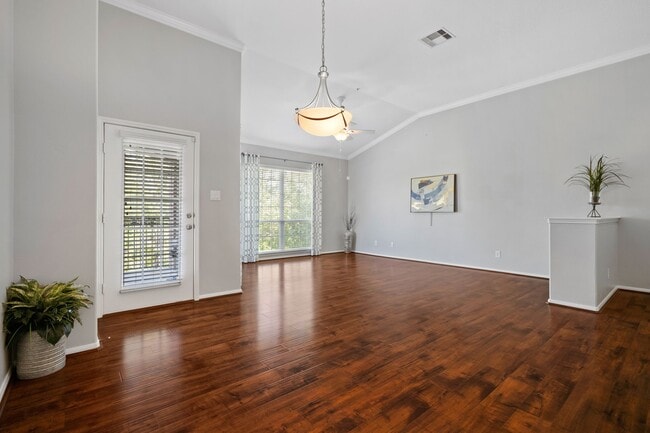 Building Photo - 6607 Lake Woodlands Dr