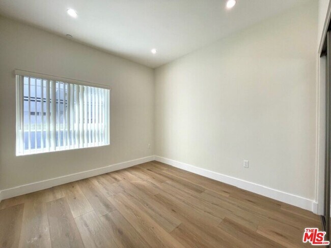 Building Photo - 11042 La Maida St