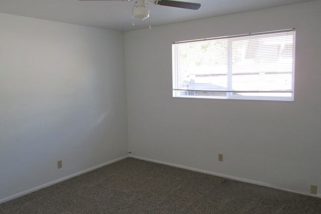 Building Photo - 3 Bedroom House in Burlington