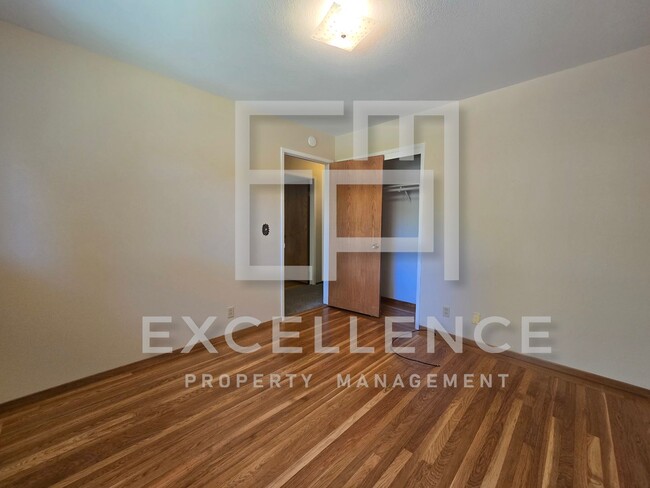 Building Photo - 3/2 House with New Carpet, Real Hardwood F...
