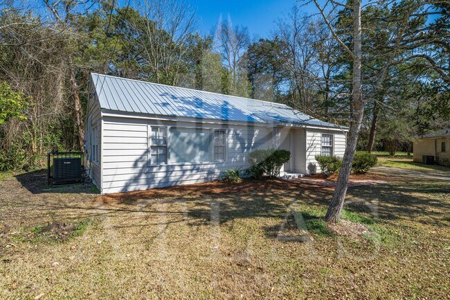 Building Photo - Spacious 3BR/2BA – 1,480 Sq Ft of Comforta...