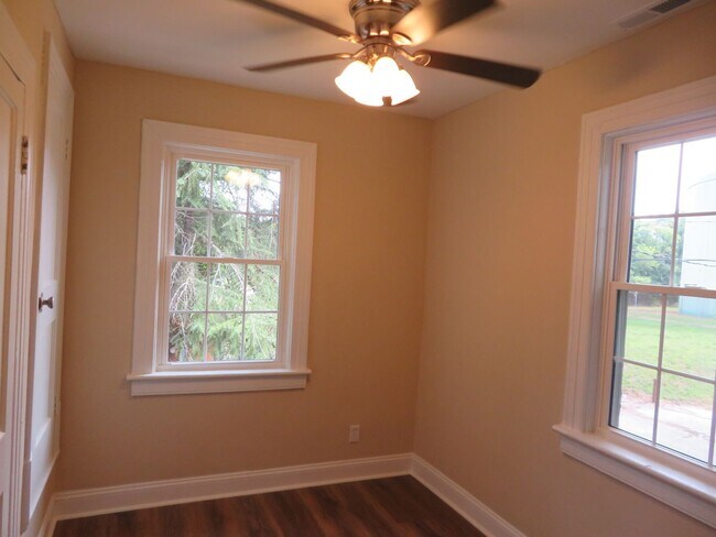 Building Photo - Newly renovated and updated home in Historic Petersburg.