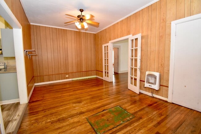 Building Photo - Three Bedroom Close to Tech!