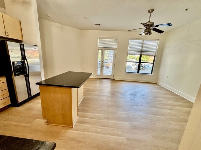 Building Photo - 1 Bedroom Condo Downtown!