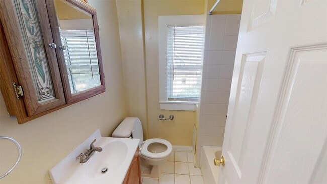 Building Photo - 822 Dewey Ave