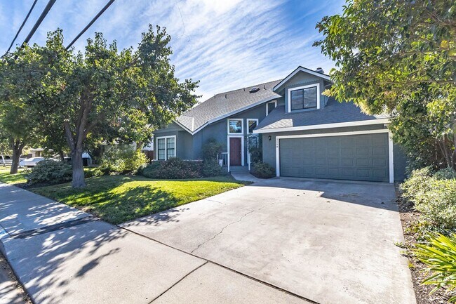 Building Photo - Two story home located near major shopping and restaurants!