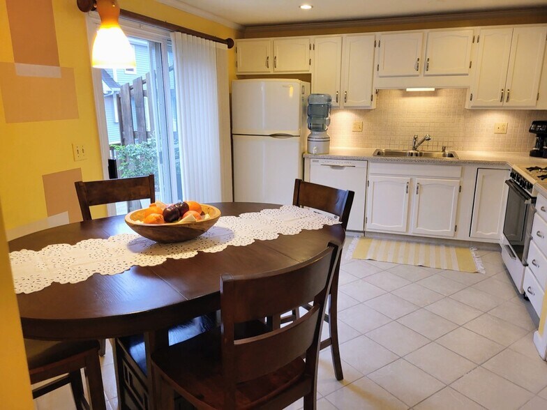 Building Photo - 16 Pinecrest Vlg