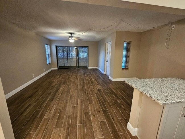 Building Photo - 706 Sunny Pine Way