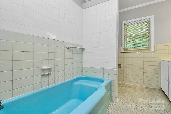 Building Photo - 207 Oak Dr