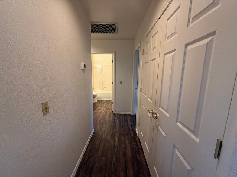 Building Photo - 9028 Starmount Dr