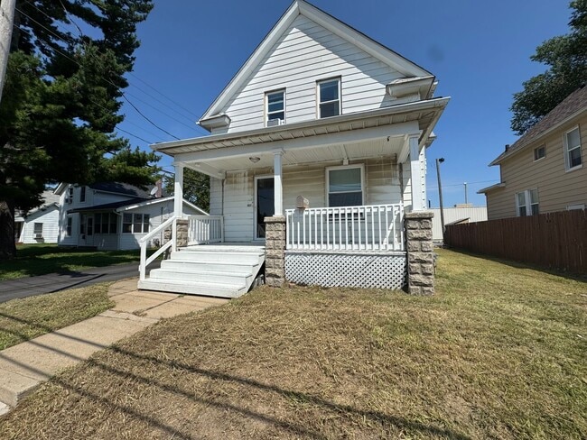 Primary Photo - Updated 3 Bedroom Home in Moline