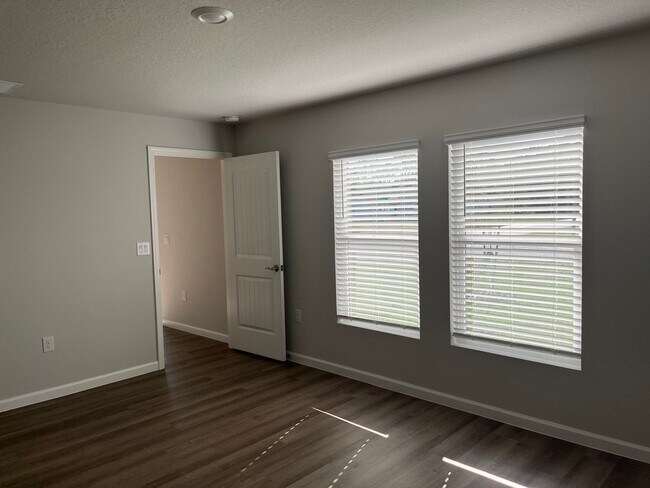 Building Photo - Beautiful 4 Bedroom Home with Huge yard!