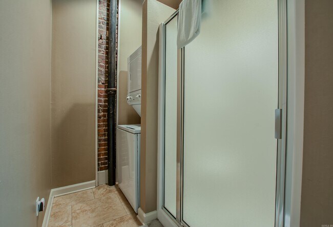 Building Photo - 612 Center St