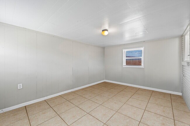 Building Photo - Charming 3/2/1 with Large Backyard