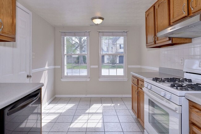 Building Photo - Spacious Duplex in Coventry