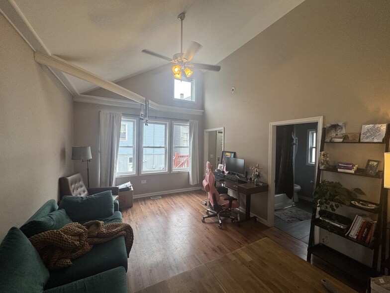 Primary Photo - 2042 W Cullerton St