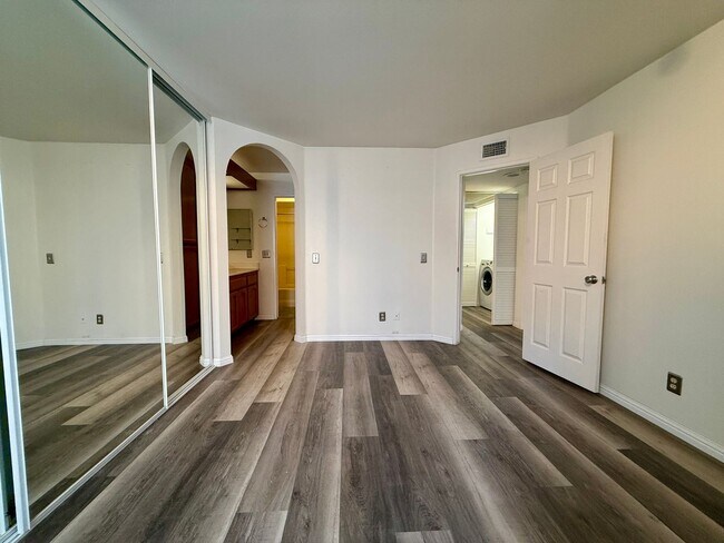 Building Photo - Spacious 2 BED 2 BATH Condo! Two-Car Tandem Garage! Central AC! In Unit Washer/Dryer!