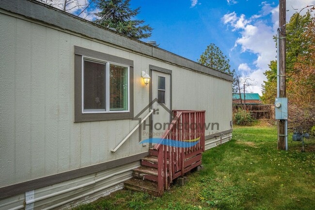 Building Photo - 2 Bedroom 1 Bath Home with Off-Street Park...