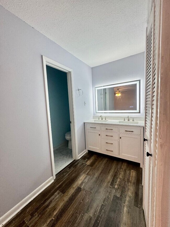 Building Photo - Spacious 3/2 Living in the Heart of Ocean Springs