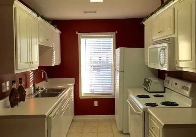 Building Photo - Beautiful Home