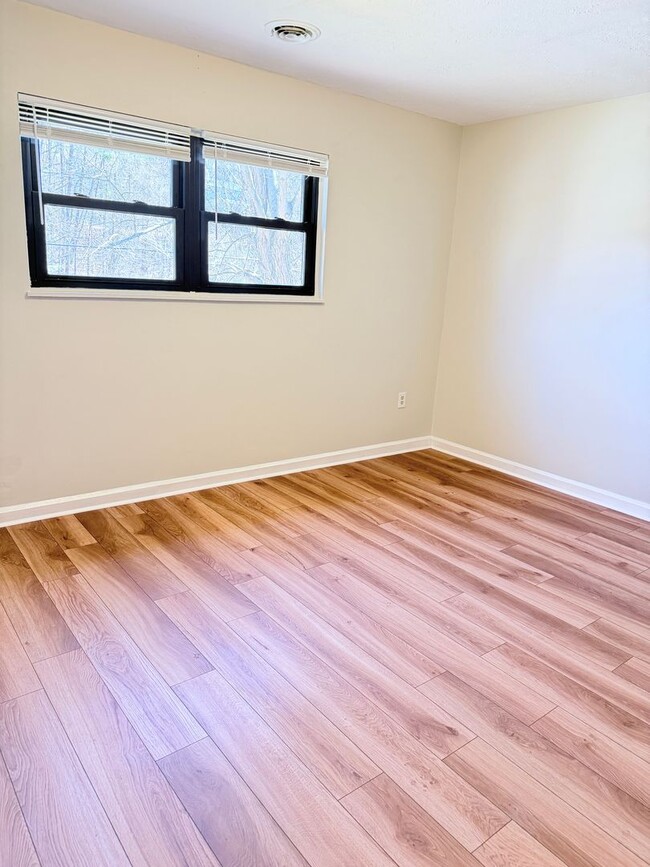 Building Photo - 3 Bedroom, 1.5 bathroom, Mount Carmel Subdivision! $1450 per month