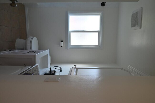 Building Photo - 14822 Fonthill Ave
