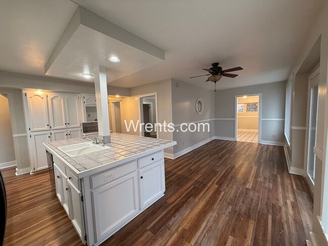 Building Photo - Beautiful 3 bed 2 bath updated home! Half off first months rent!