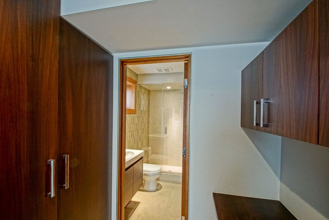 Lower Level Bath - 216 33rd Pl