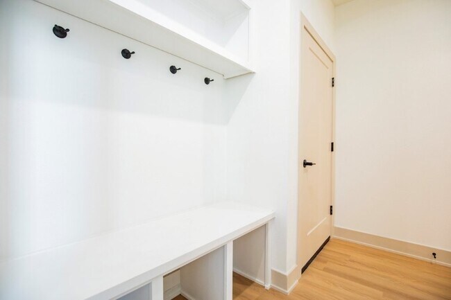 Building Photo - 4 Romine Pl