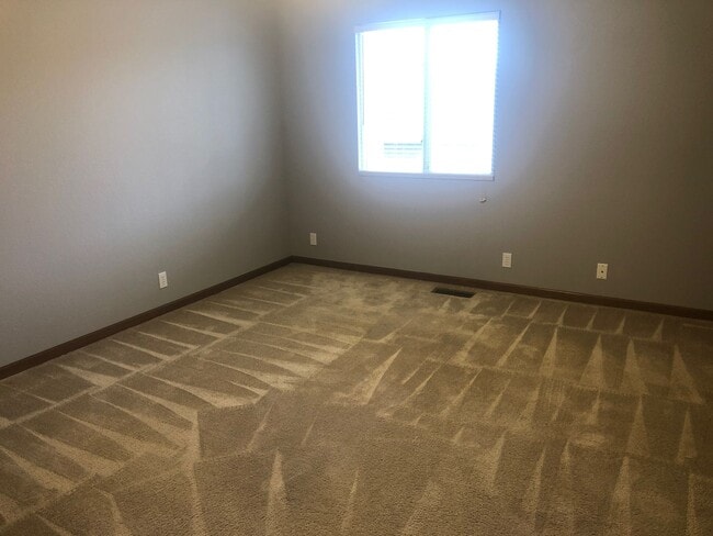 Building Photo - Beautiful 3 bed townhouse!