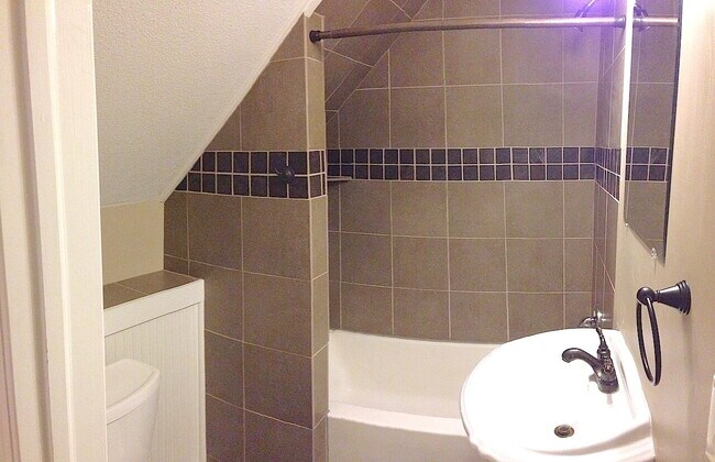 Building Photo - Spacious 4-Bedroom Retreat with Elegant Hardwood Floors in Minneapolis