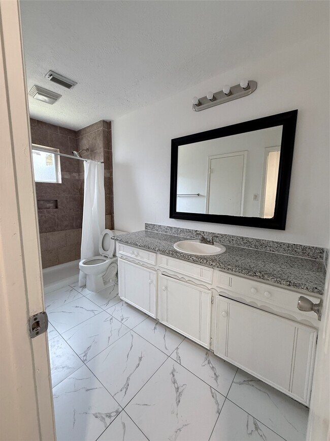 Building Photo - 12214 Corona Ln