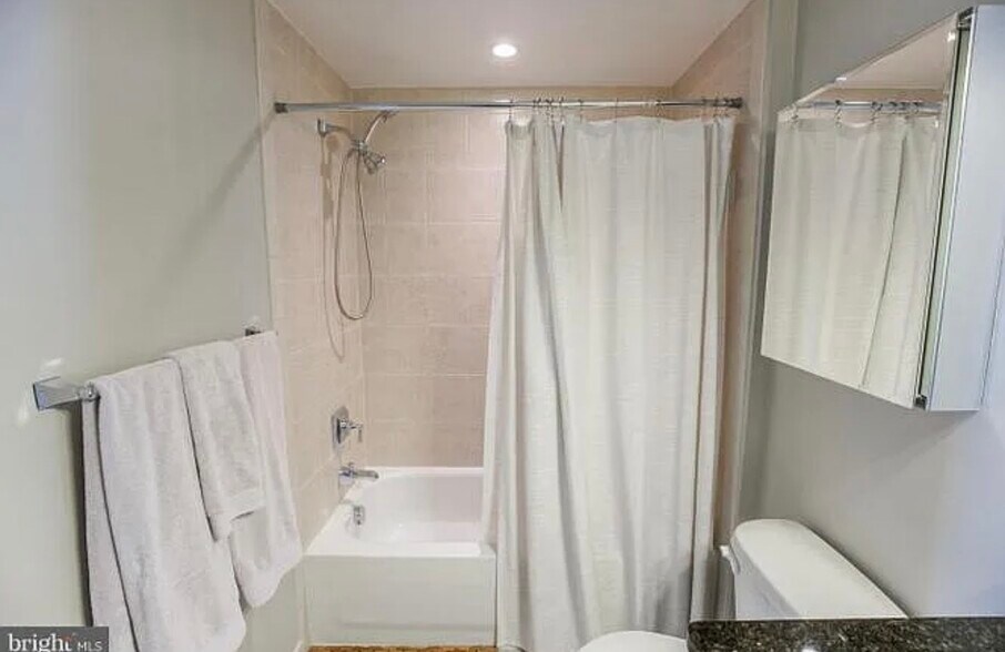 Building Photo - 525 N Fayette St