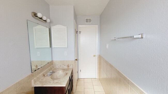 Building Photo - Adorable 2 bdrm, 2 bath apartment in West ...