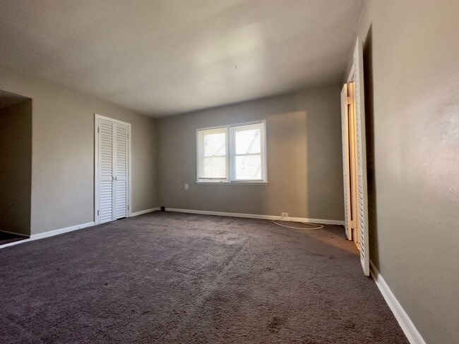 Building Photo - Beautiful 3 bedroom, 1 bath single family home with fenced yard and garage