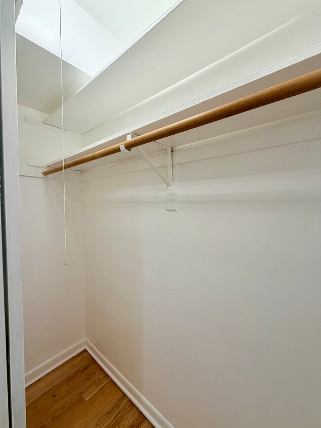 Building Photo - 526 W Roscoe St