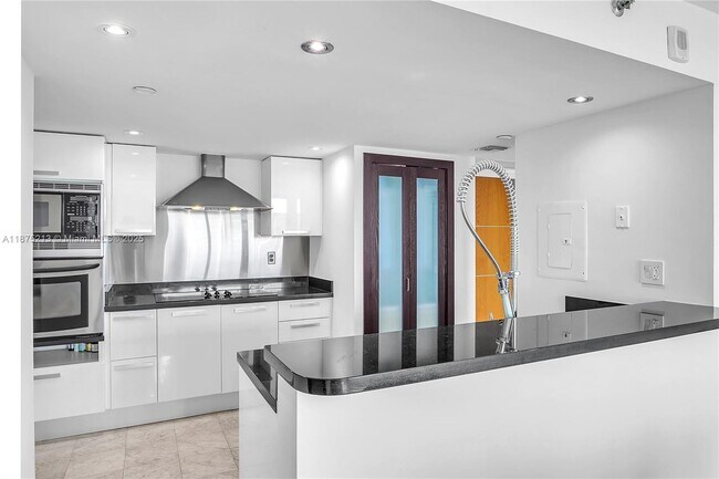 Building Photo - 400 South Pointe Dr