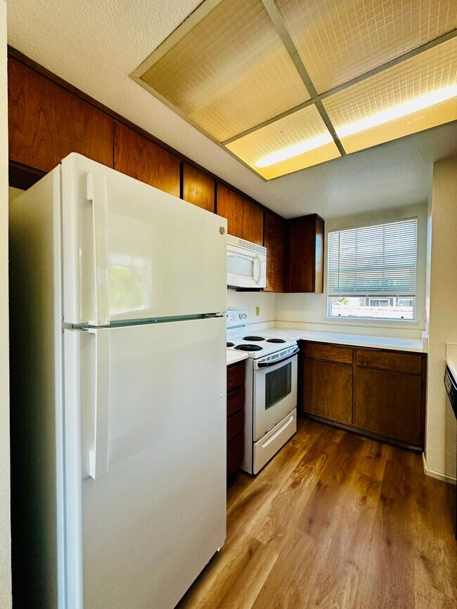 Building Photo - Bridgeview top floor condo with tree top w...