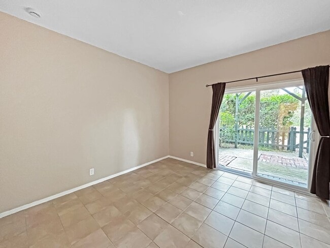 Building Photo - Beautiful 3BD/3BA Townhouse in Fashion Val...