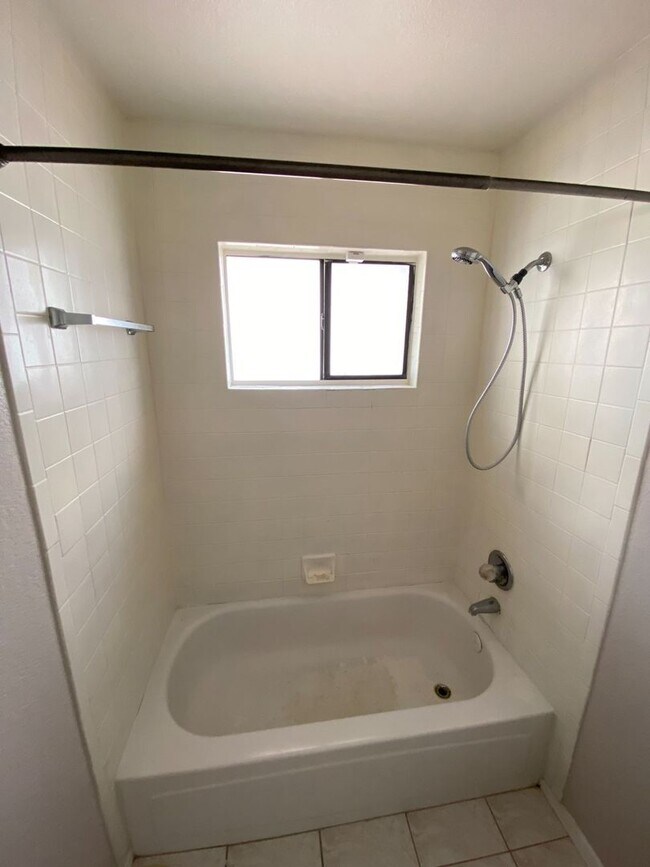 Building Photo - Home For Rent