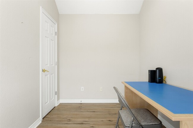 Building Photo - 118 W Greenbriar Ln