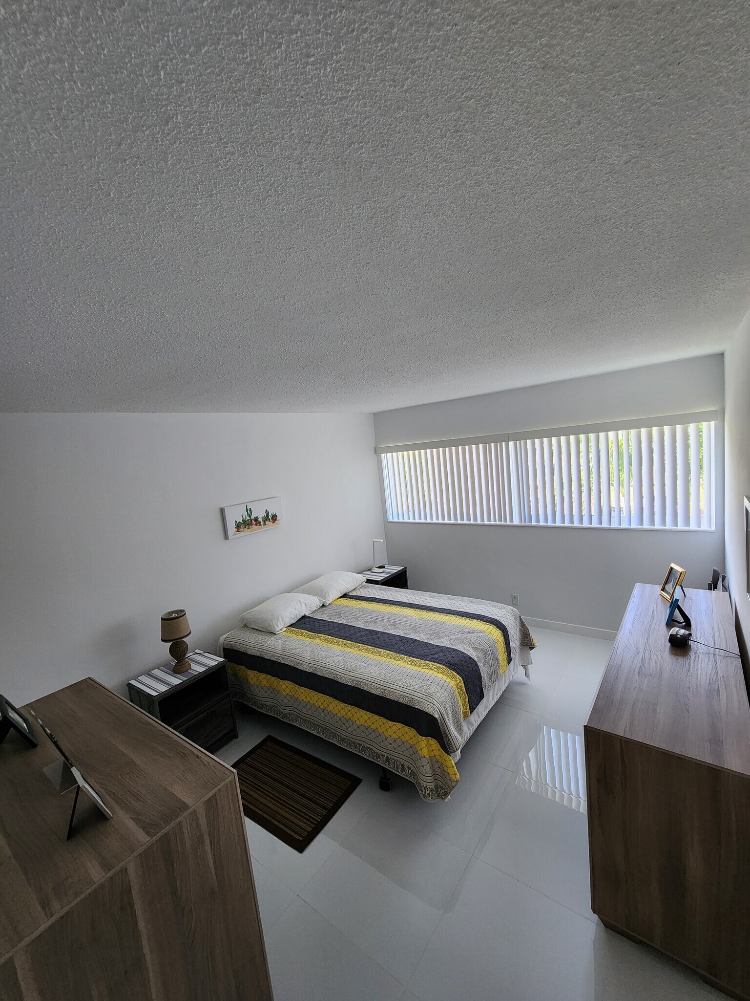 Building Photo - 1400 NE 169th St