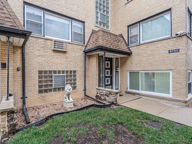 Building Photo - 6751 N Olmsted Ave