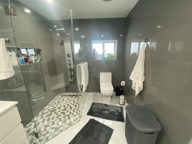 Building Photo - 7010 SW 144th Pl