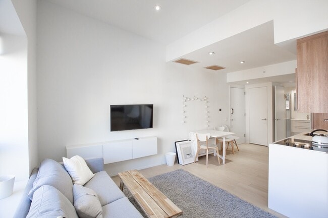 Building Photo - 2 Bed/2 Bath  Modern Condo in the Heart of Adams Morgan