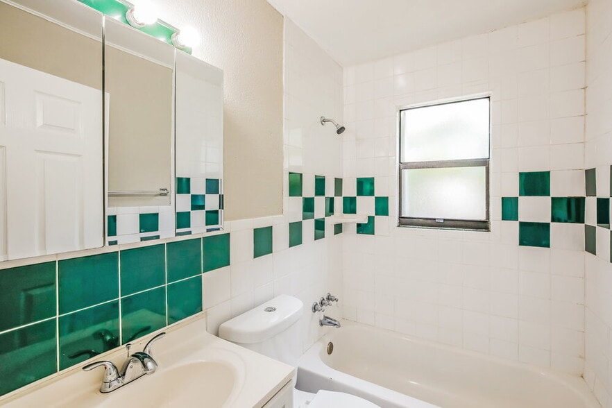 Building Photo - 926 13th Ave N